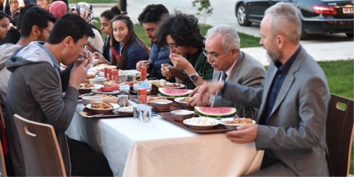 Etü Öğrenci Konseyinden Öğrencilere İftar Yemeği