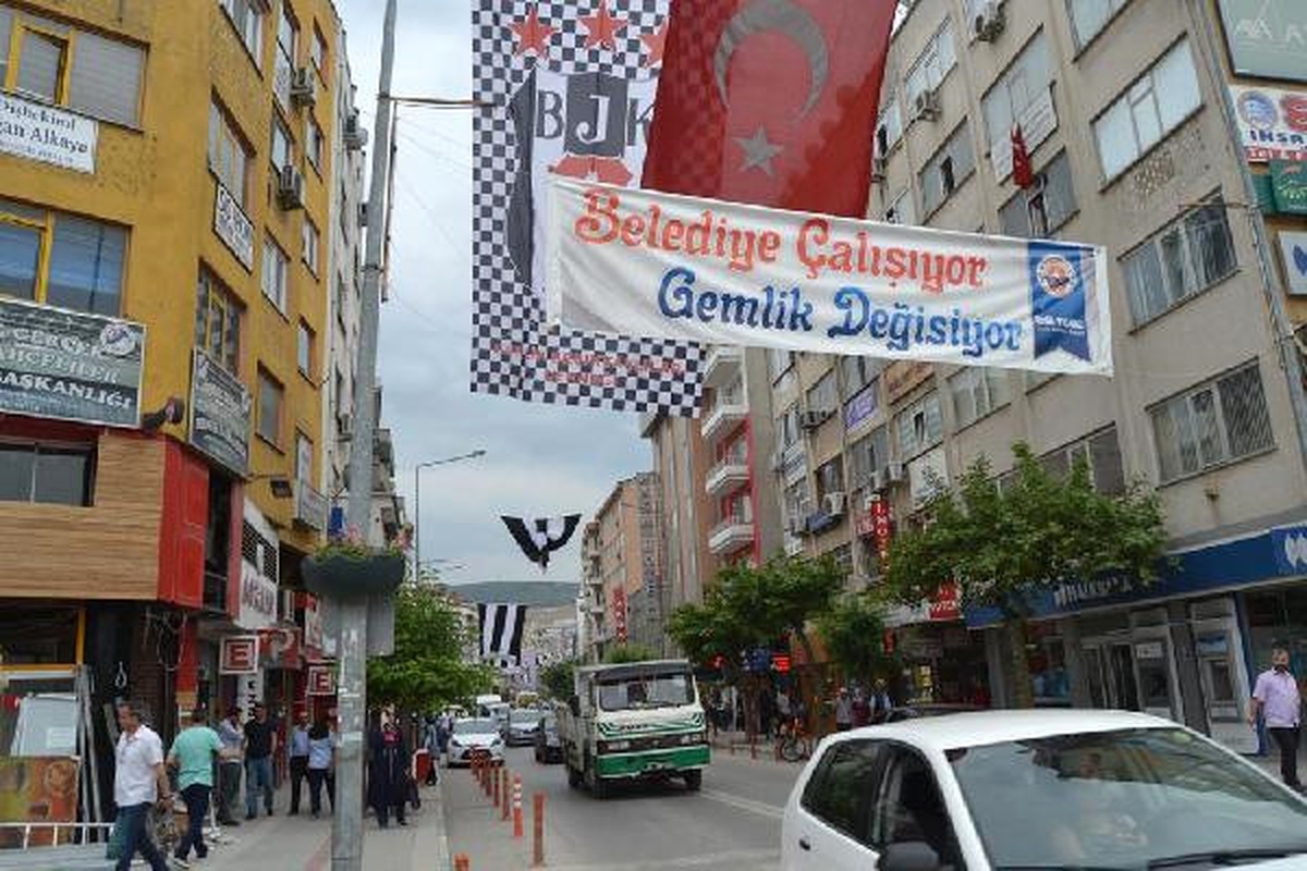 Gemlik\'te Beşiktaş Bayraklar Sökülmek İstendi