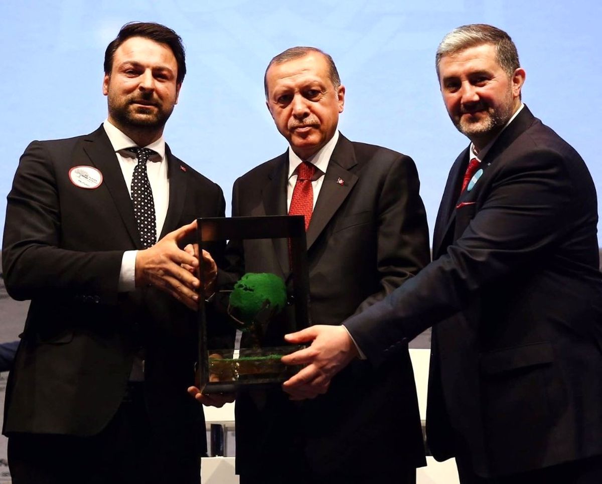İş Adamı Samut, Cumhurbaşkanı Erdoğan\'dan Plaket Aldı