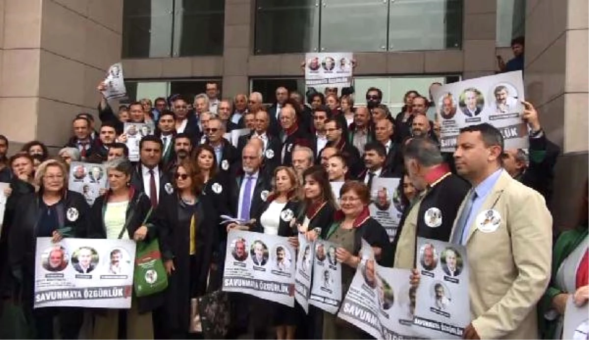 İstanbul Adalet Sarayı\'nda Avukat Eylemi
