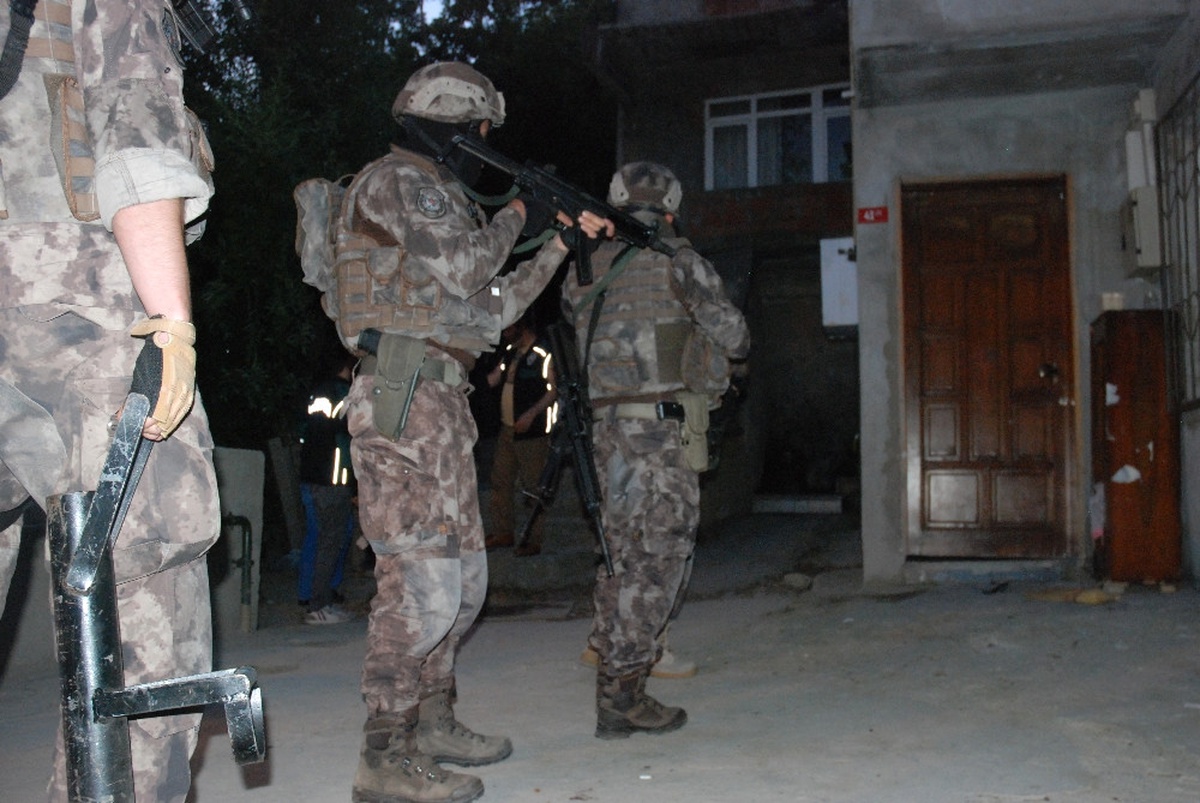 Istanbul\'da Uyuşturucu Tacirlerine Şafak Operasyonu