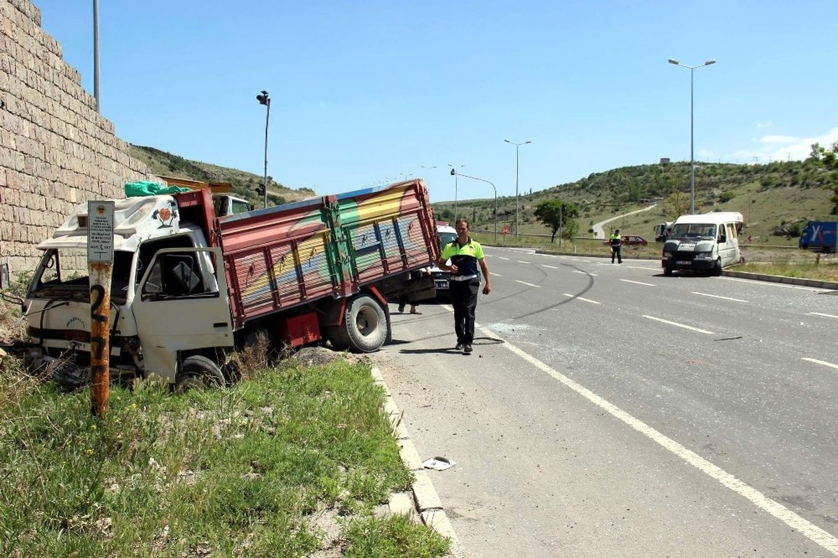 Kamyonet ile Minibüs Çarpıştı: 6 Yaralı