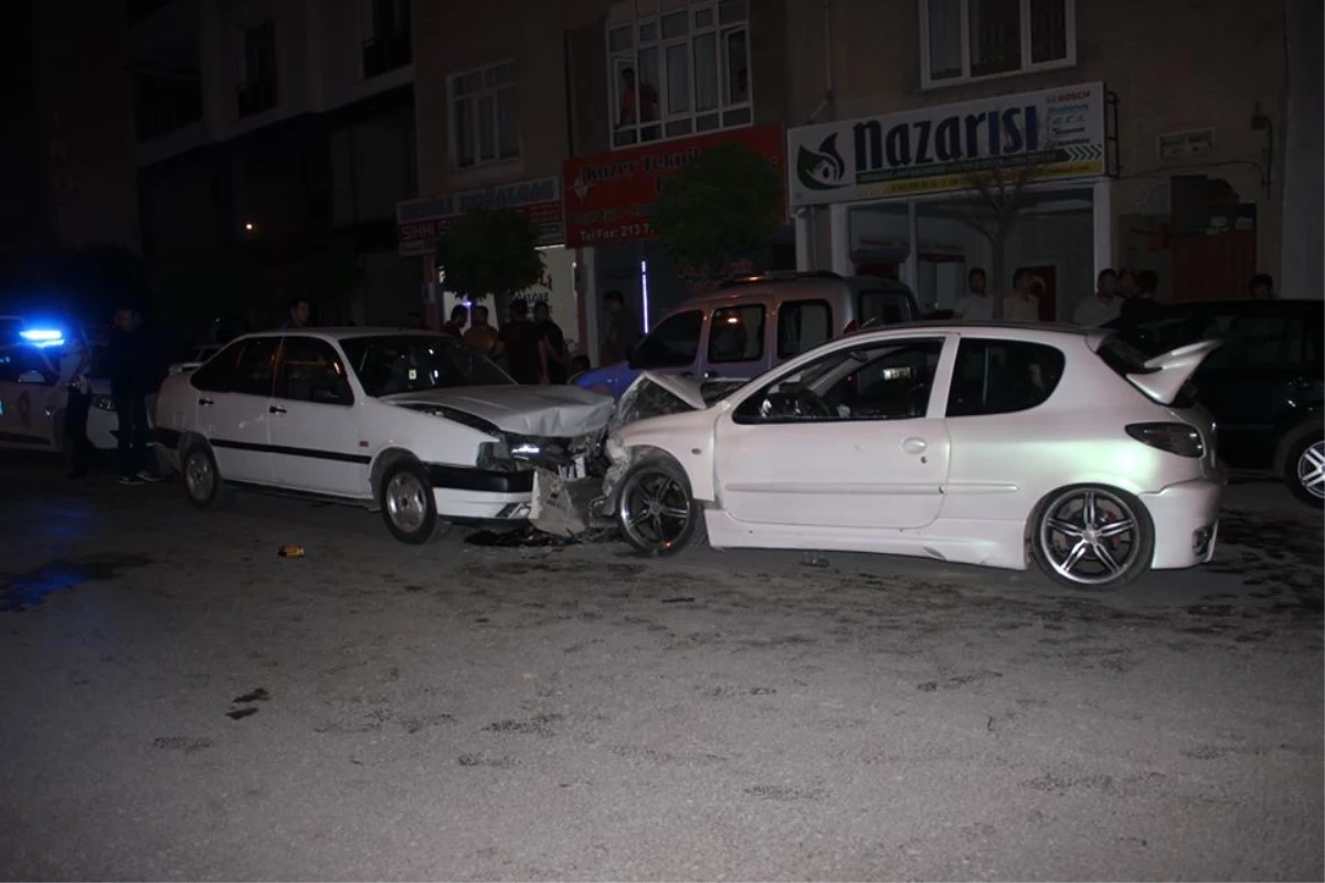 Karaman\'da İki Otomobil Çarpıştı: 9 Yaralı