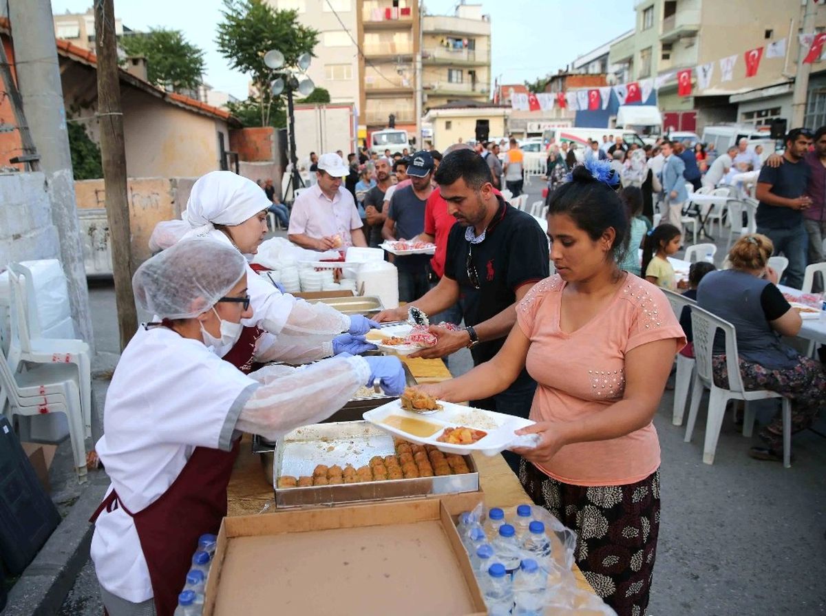 Karşıyaka\'da 2 Bin Roman İftarda Buluştu