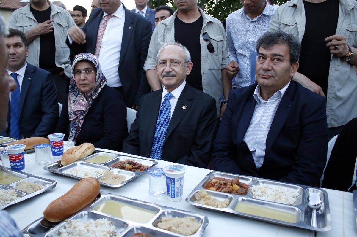 Kılıçdaroğlu Burdur\'da Iftara Katıldı