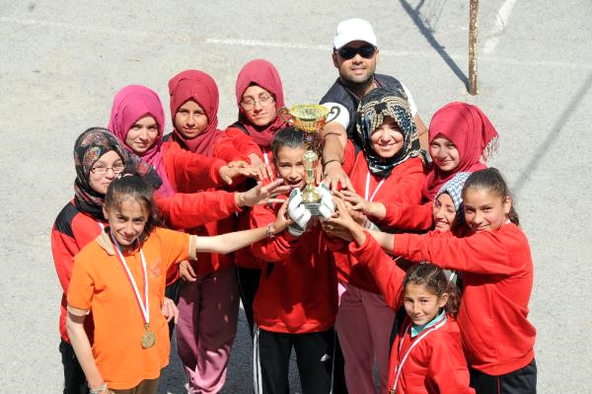 Köy Okulu Kızları Tabuları \'Futsal\' ile Yıktı