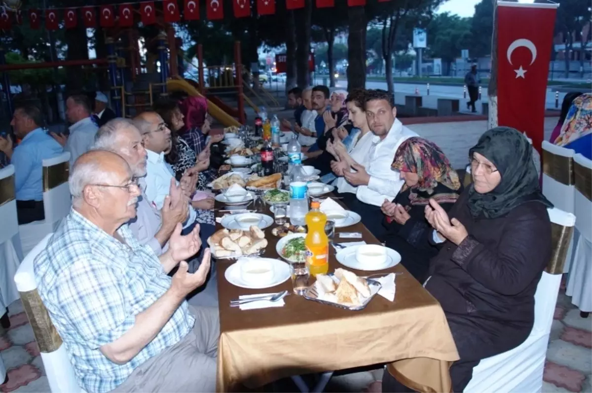 Lapseki\'de Gazi ve Şehit Ailelerine İftar Verildi