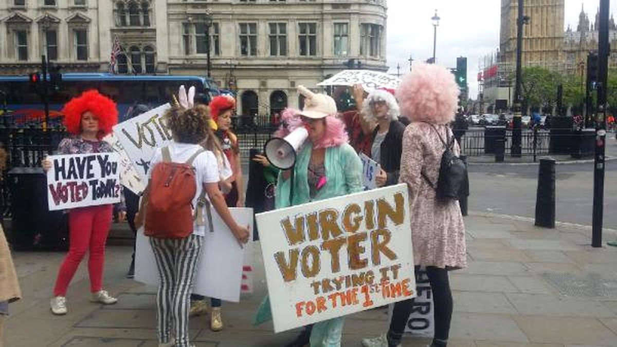 Londra\'da Oy Vermeye Teşvik İçin \'Bakire Seçmenler\' Hareketi