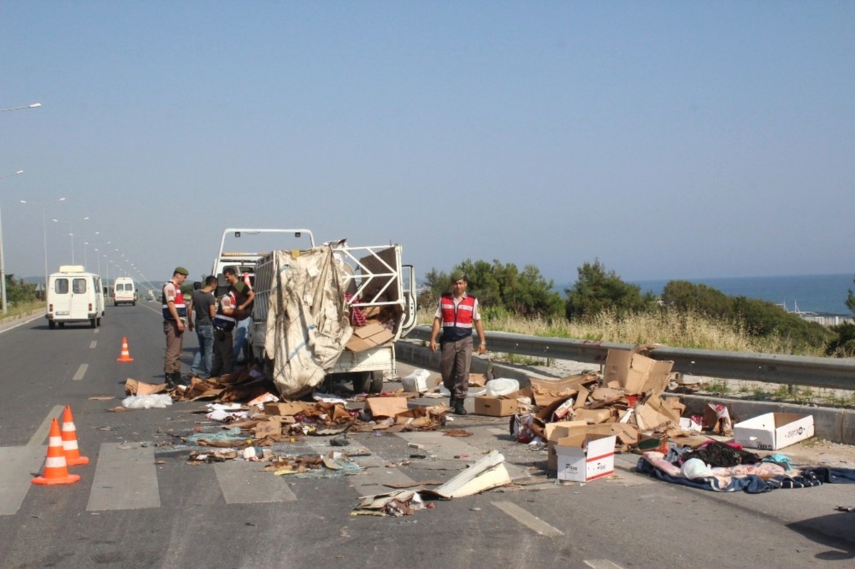 Manavgat\'ta Otomobil Kamyonete Çarptı: 7 Yaralı