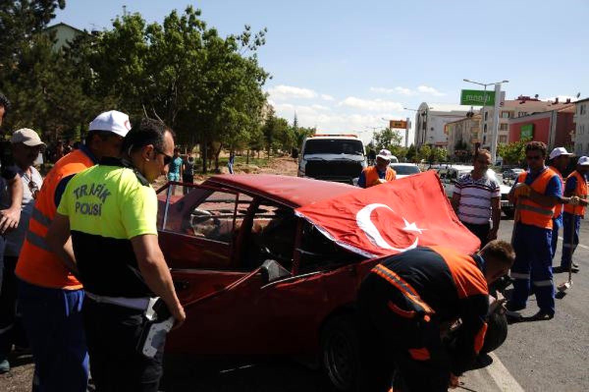 Nevşehir\'de İki Otomobil Tır\'a Çarptı; 2 Yaralı