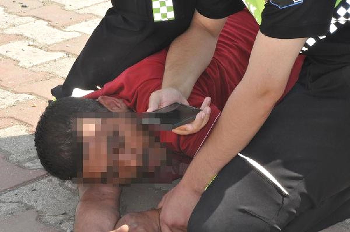 Otomobiliyle Refüje Çıkan Sürücü Polise Zor Anlar Yaşattı