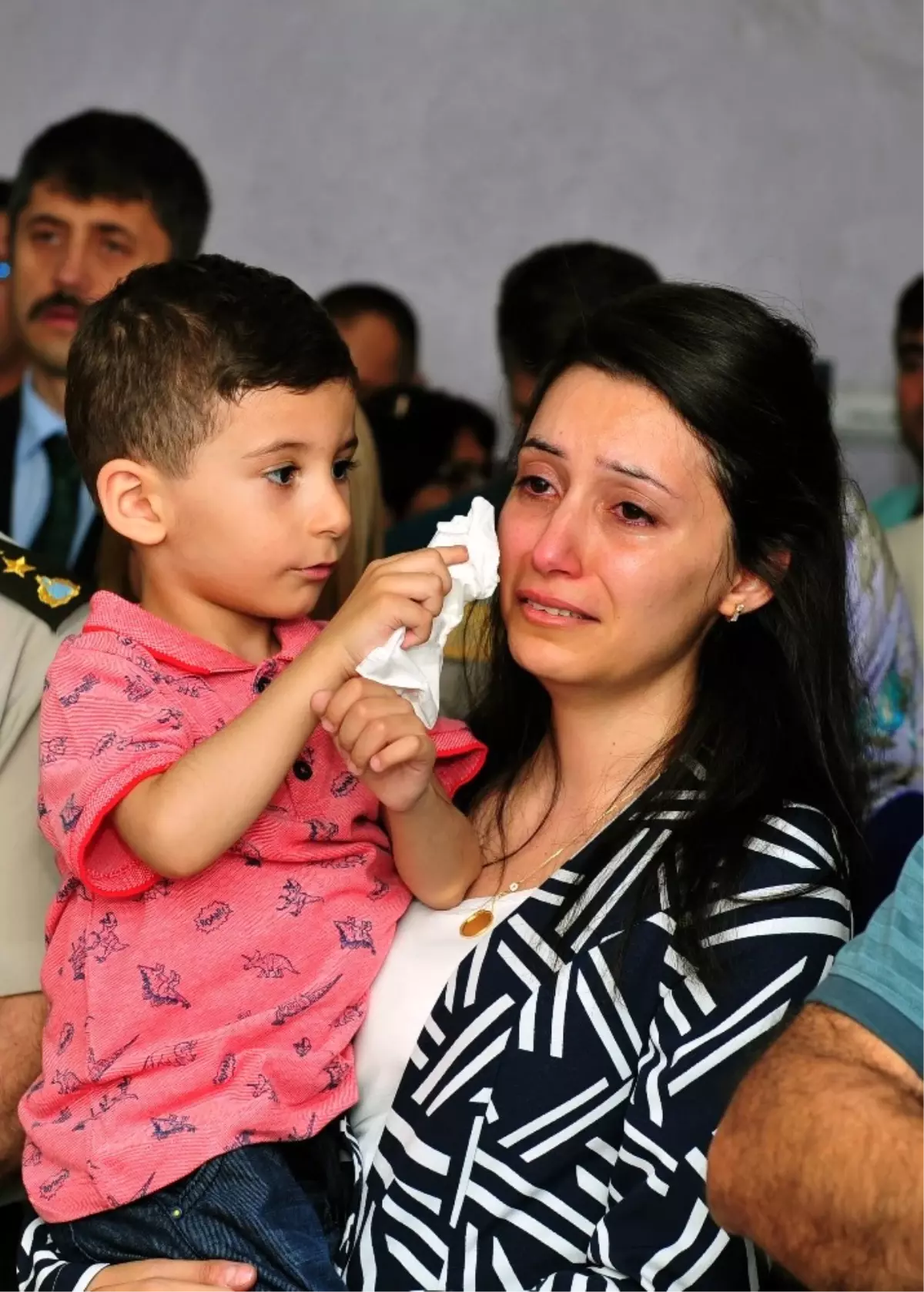 Yürek Yakan Fotoğraf: Şehidin Eşini 3 Yaşındaki Oğlu Teselli Etti