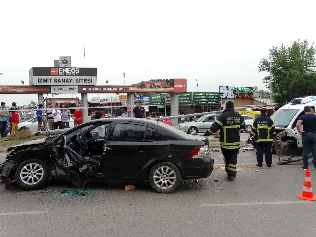 Panelvan Araç Otomobile Çarptı: 2 Yaralı