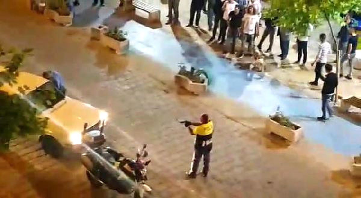 Polis, \'Dur\' İhtarına Uymayan Sürücüye Silah Çekti