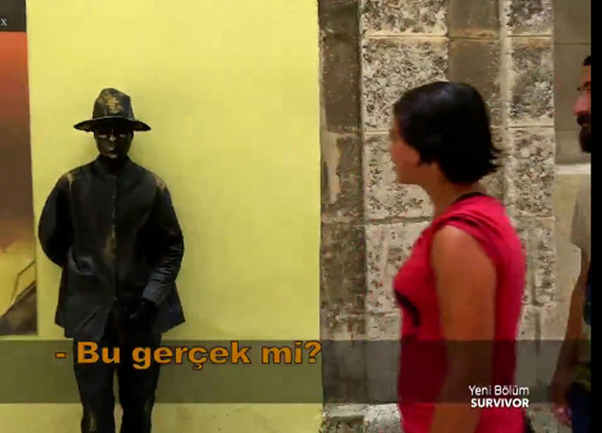 Sabriye Sokak Sanatçısını Heykel Sanarsa...