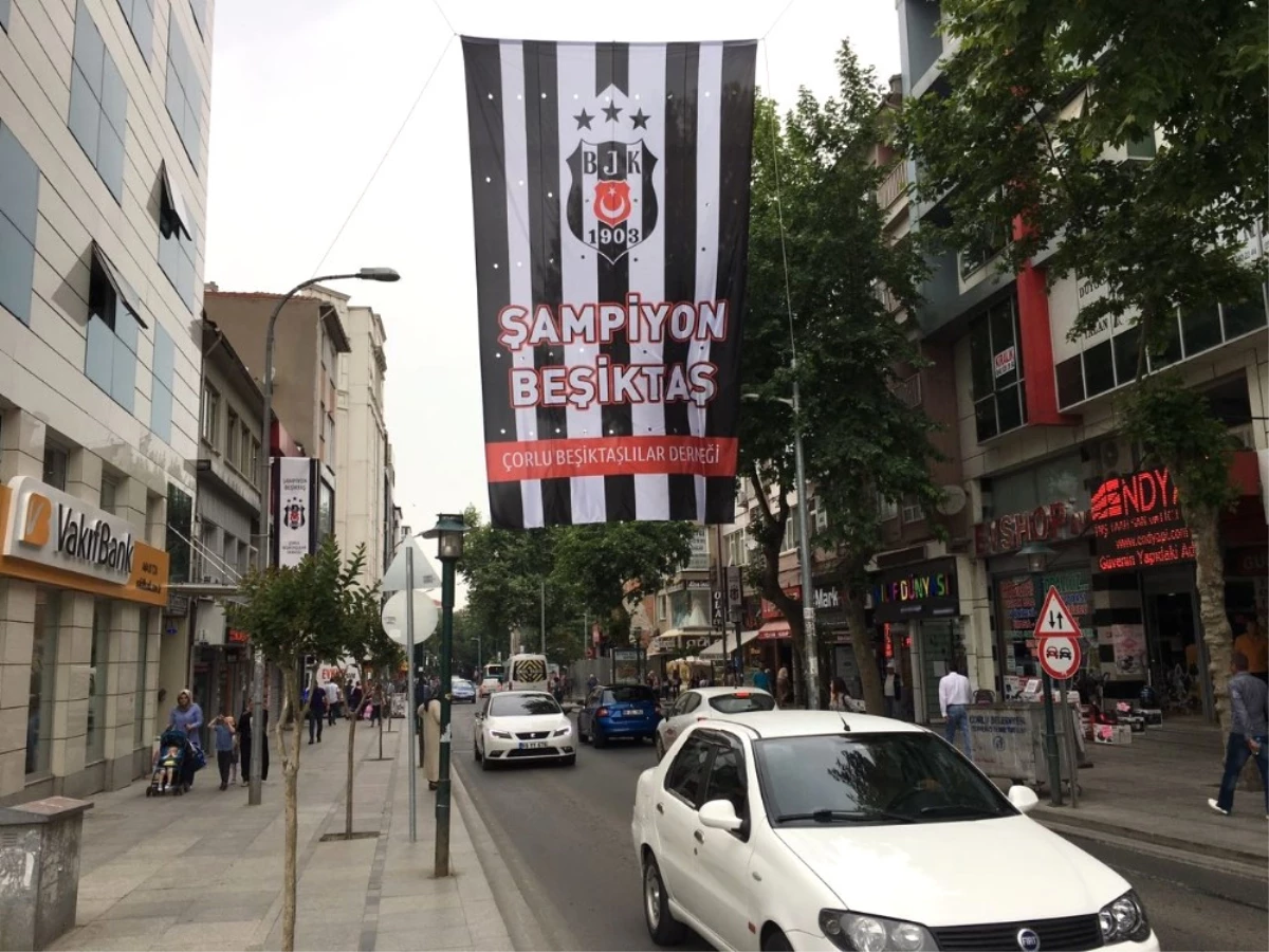 Şampiyon Beşiktaş\'ın Bayrakları Çorlu Sokaklarında
