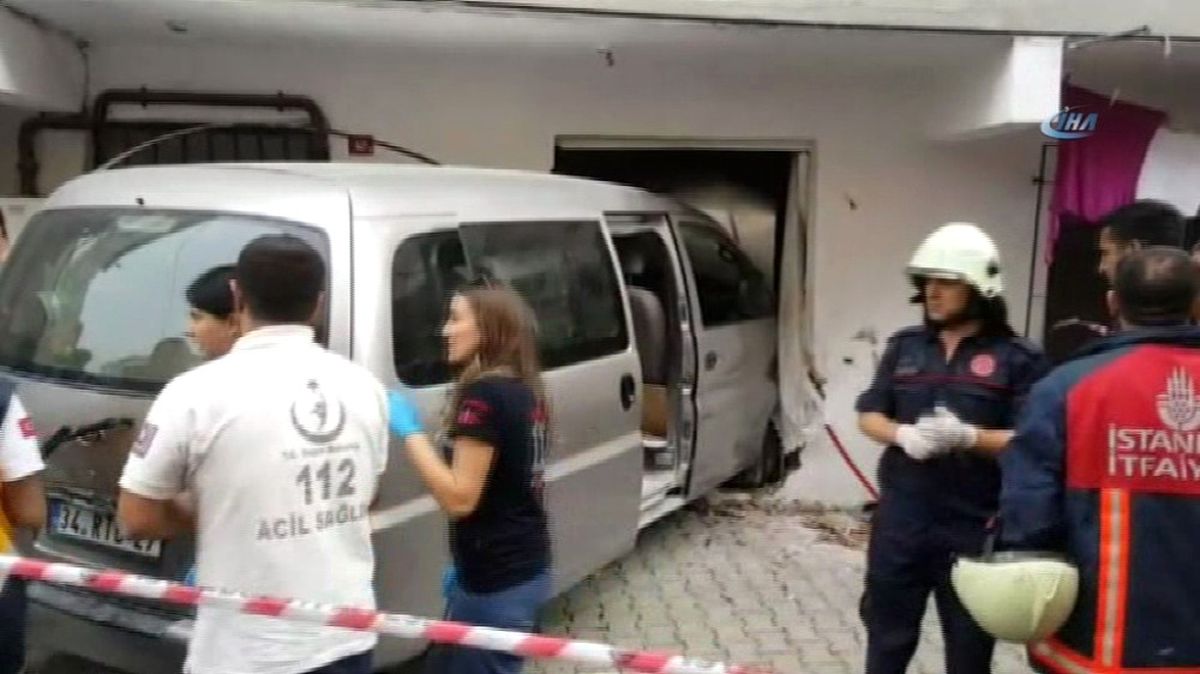 Sancaktepe\'de Minibüs Eve Daldı: Yaralılar Var
