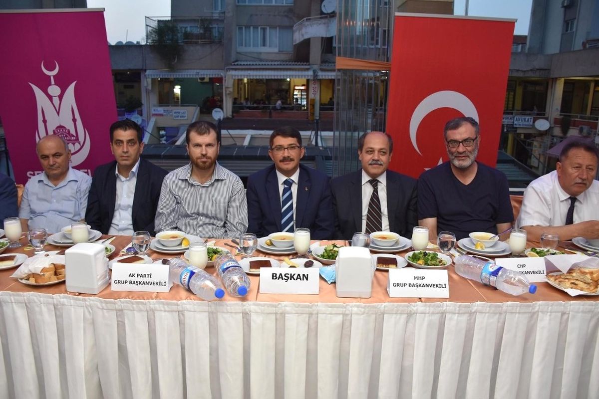 Şehzadeler\'de Belediye Meclis Üyeleri İftarda Buluştu