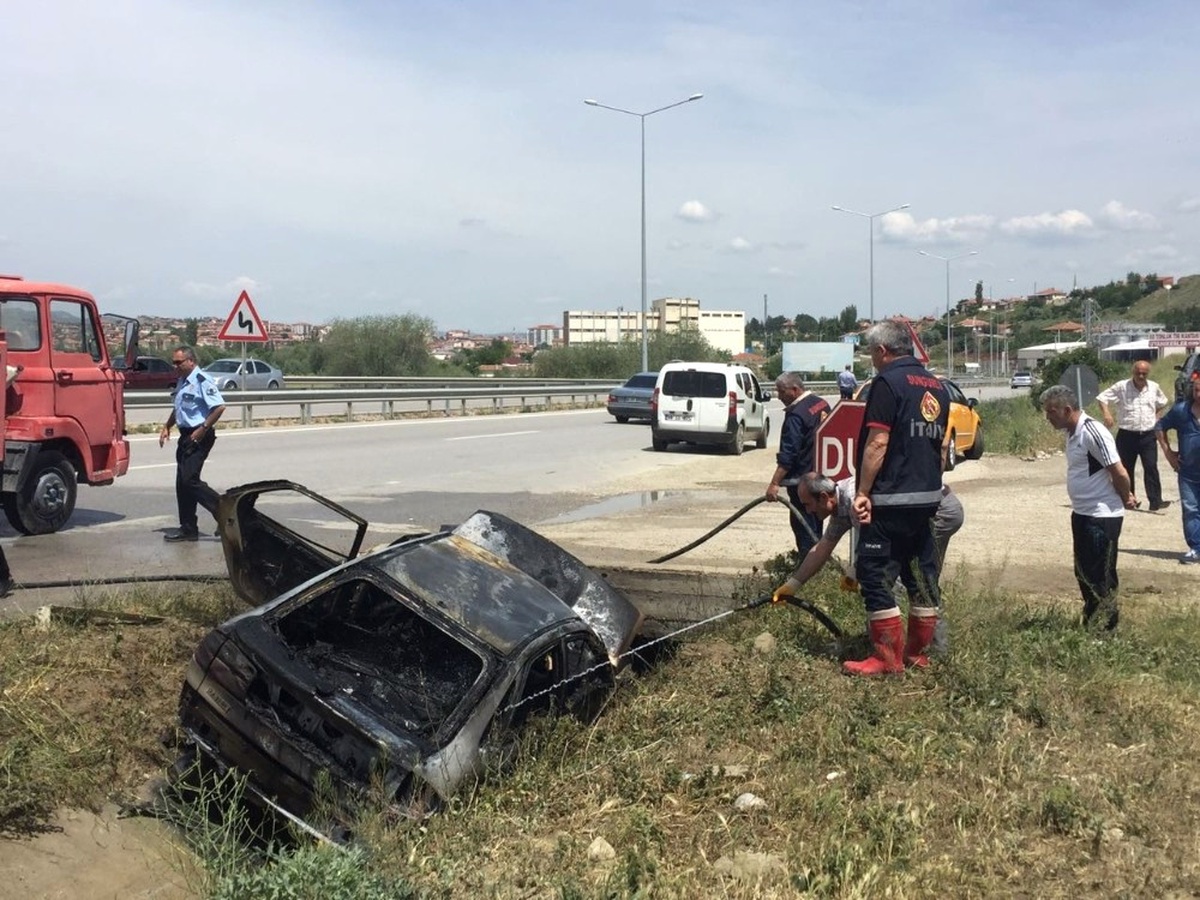 Su Kanalına Uçan Lpg\'li Otomobil Patladı