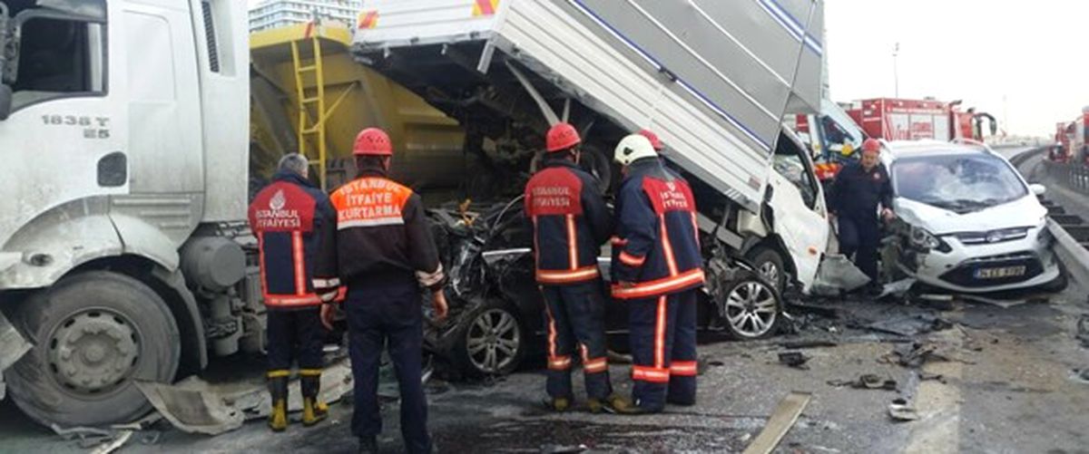 Tem\'de Minibüs Tır\'a Arkadan Çarptı: 2 Ölü (1)