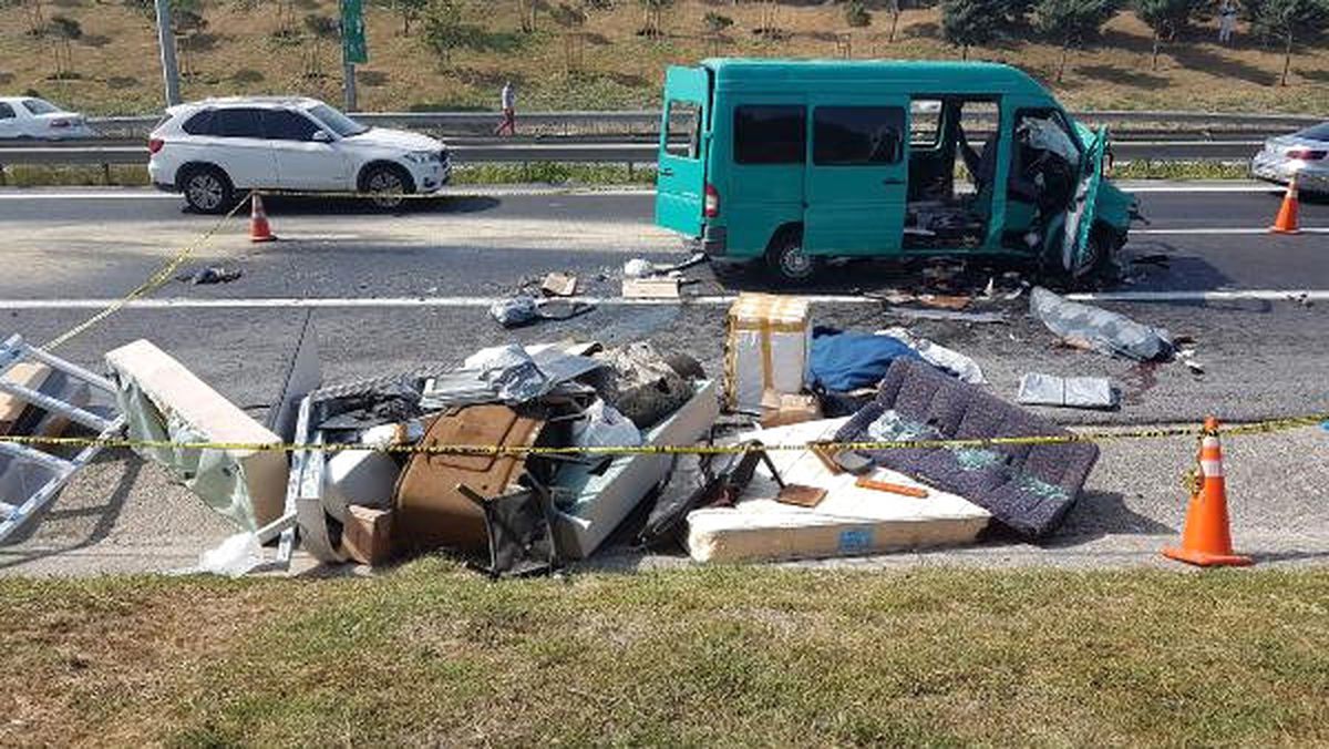 Tem\'de Minibüs Tır\'a Arkadan Çarptı;2 Ölü (2)