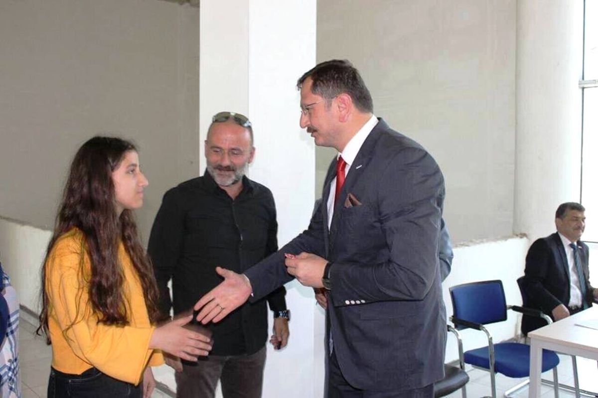 TEOG Birincilerine Altın Jesti