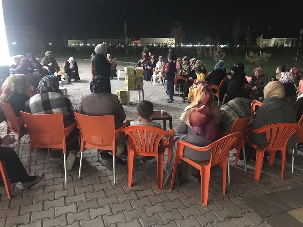 Tuba Işın Teravih Sonrası Kadınlarla Bir Araya Geldi