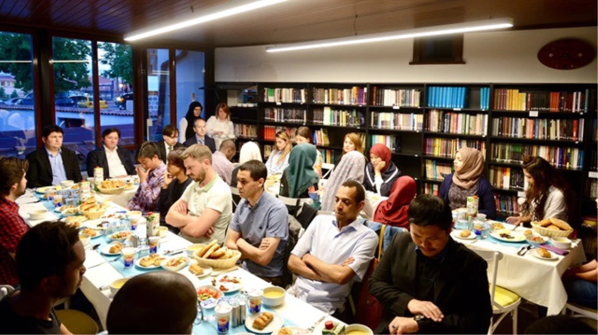 Türkiye\'de Eğitim Gören Yabancı Öğrenciler İftarda Buluştu