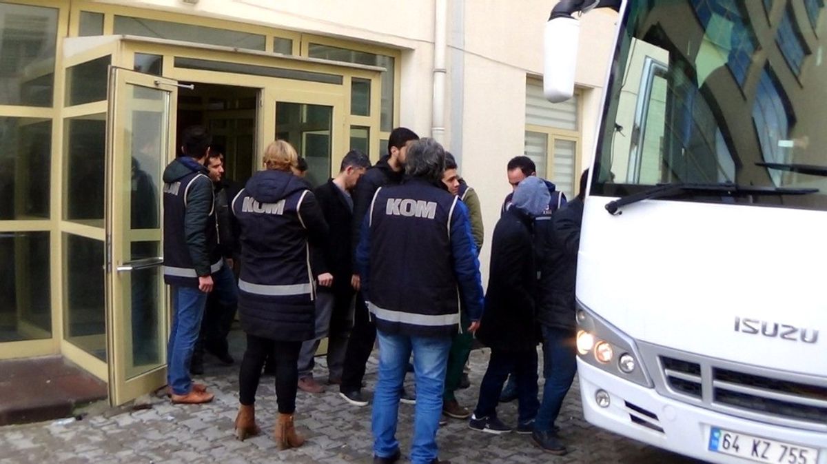 Uşak Merkezli 5 İlde Fetö Operasyonu;12 Gözaltı
