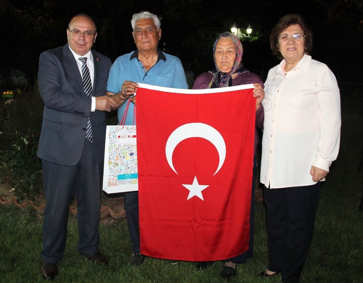 Vali Çiçek\'ten Konak\'ta Şehit Yakınları ve Gazilere İftar