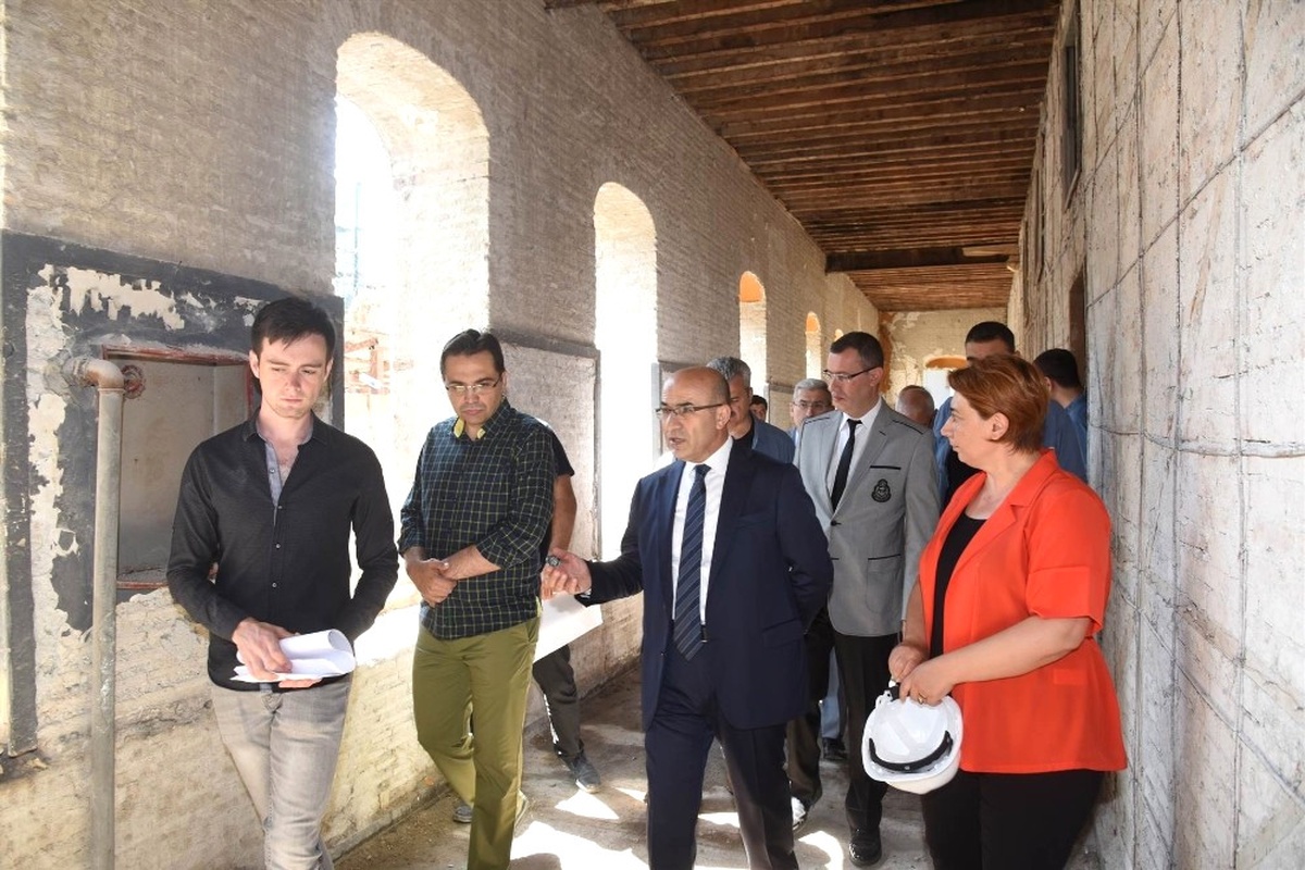 Vali Demirtaş, Tepebağ Ortaokulu\'nda İncelemelerde Bulundu
