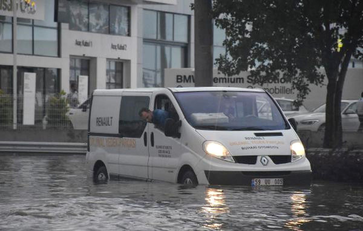 Yağmur Yağdı, Sokaklar Göle Döndü