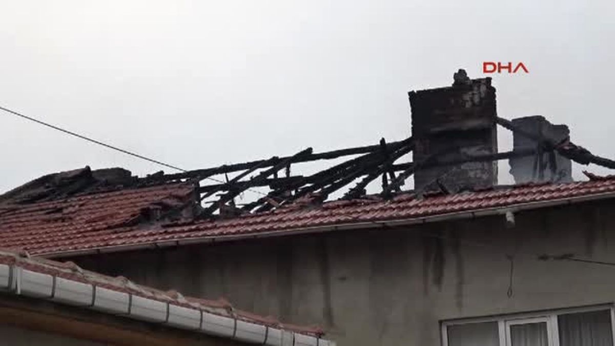 Yıldırım Düşen 2 Katlı Evin Çatısı Yandı