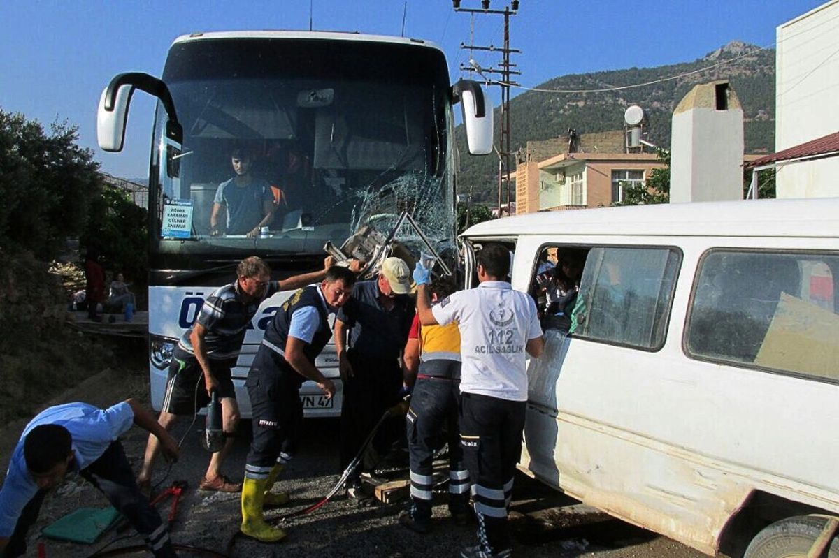 Yolcu Otobüsüyle Çarpışan Minibüste Sıkışan Sürücüyü İtfaiye Çıkardı