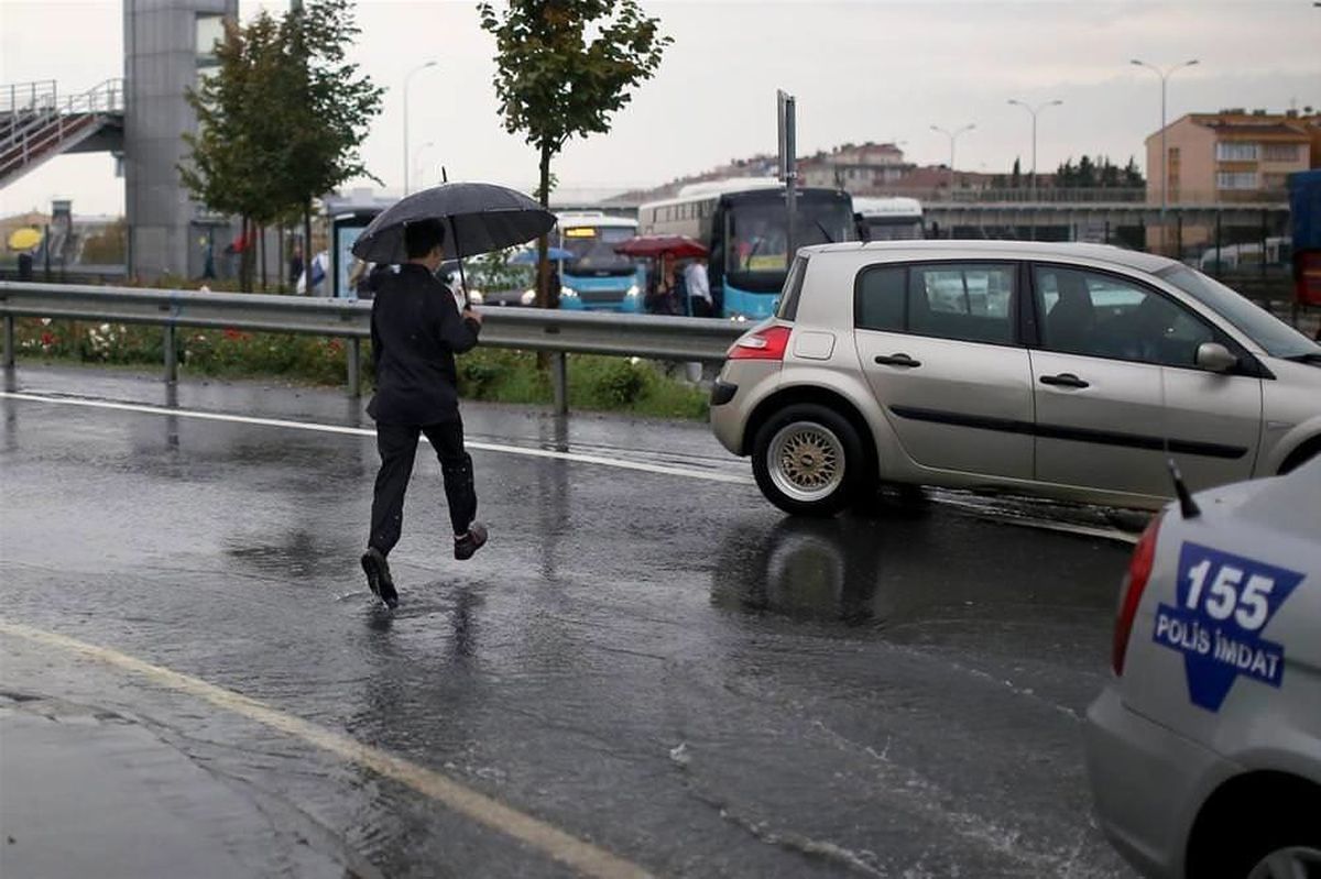 1-İstanbul\'da Yağmur Etkili Oluyor