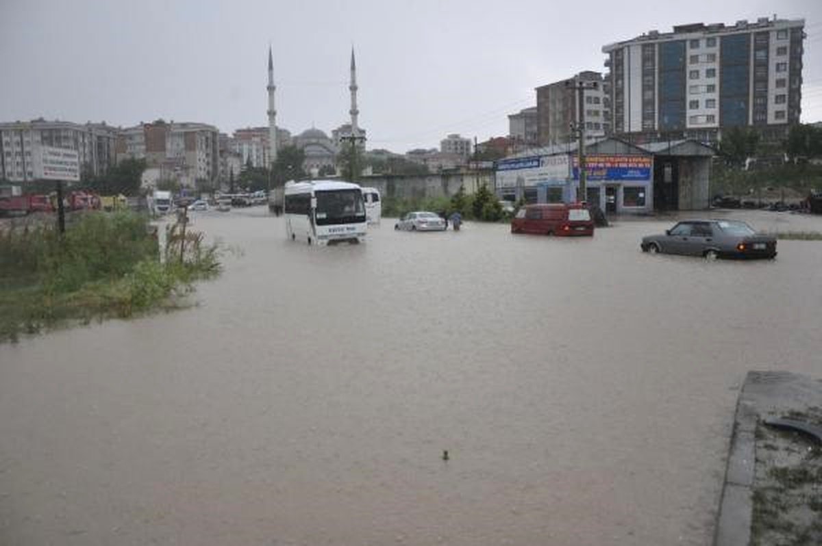 3 Saatlik Sağanak Yağmur Çerkezköy\'ü Felç Etti
