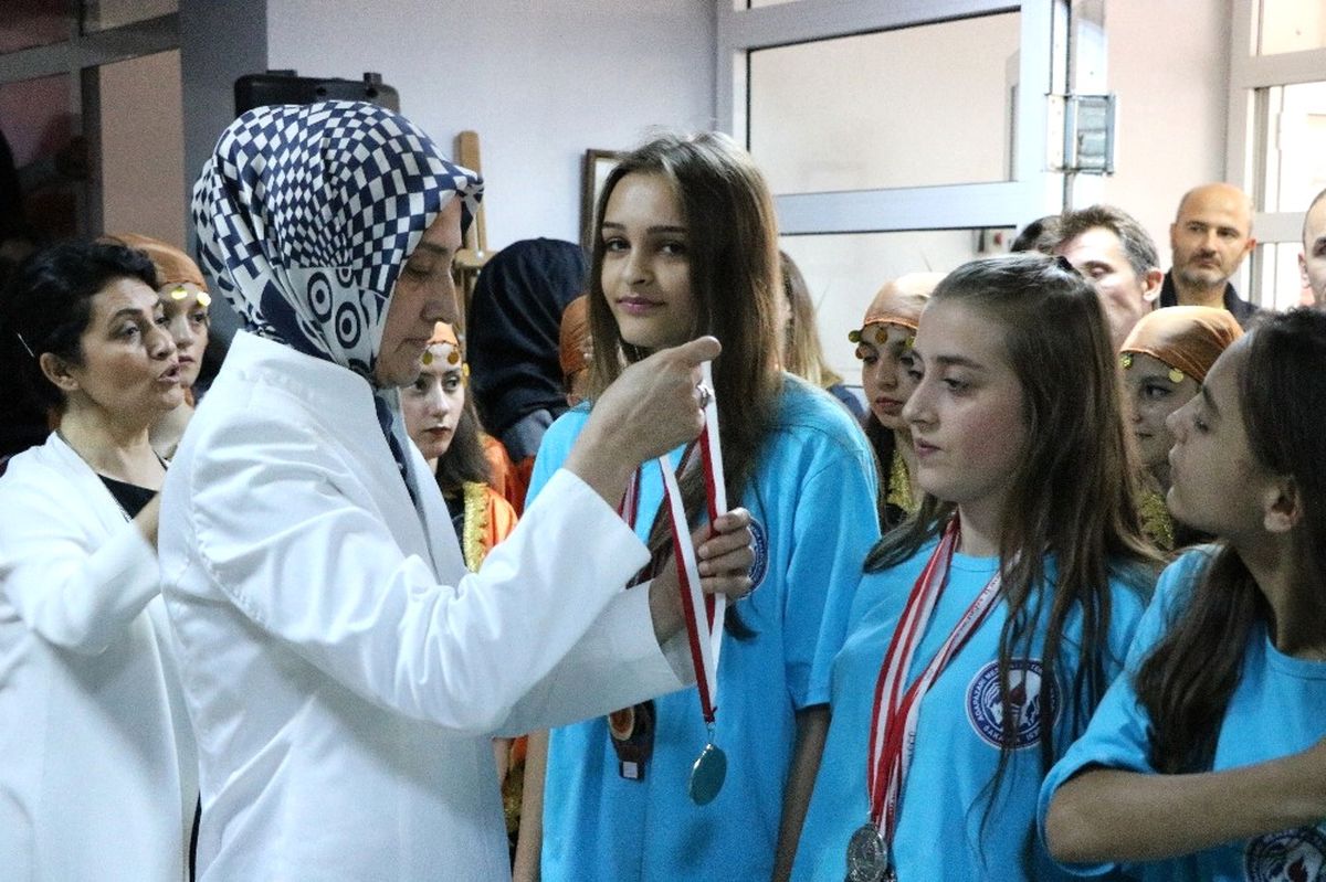 Adapazarı Mesleki ve Teknik Anadolu Lisesinde Karne ve Ödül Töreni Heyecanı
