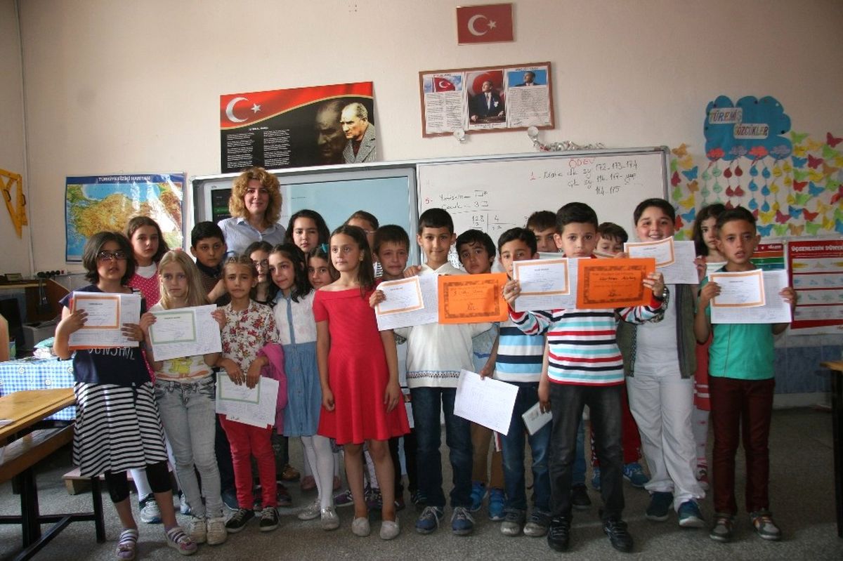 Afyonkarahisar\'da 133 Bin 100 Öğrenci Karne Heyecanı Yaşadı