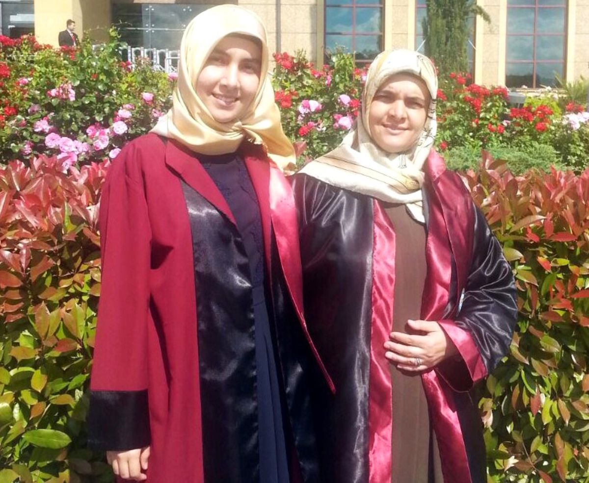 Anne-kız Aynı Dönem Mezun Oldu