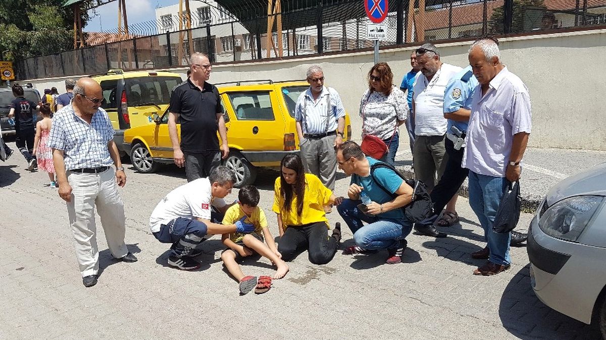 Anne ve Oğluna Otomobil Çarptı