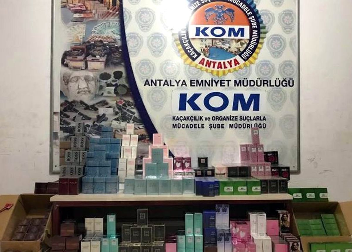 Antalya\'da Kaçak Parfüm Sigara Operasyonu