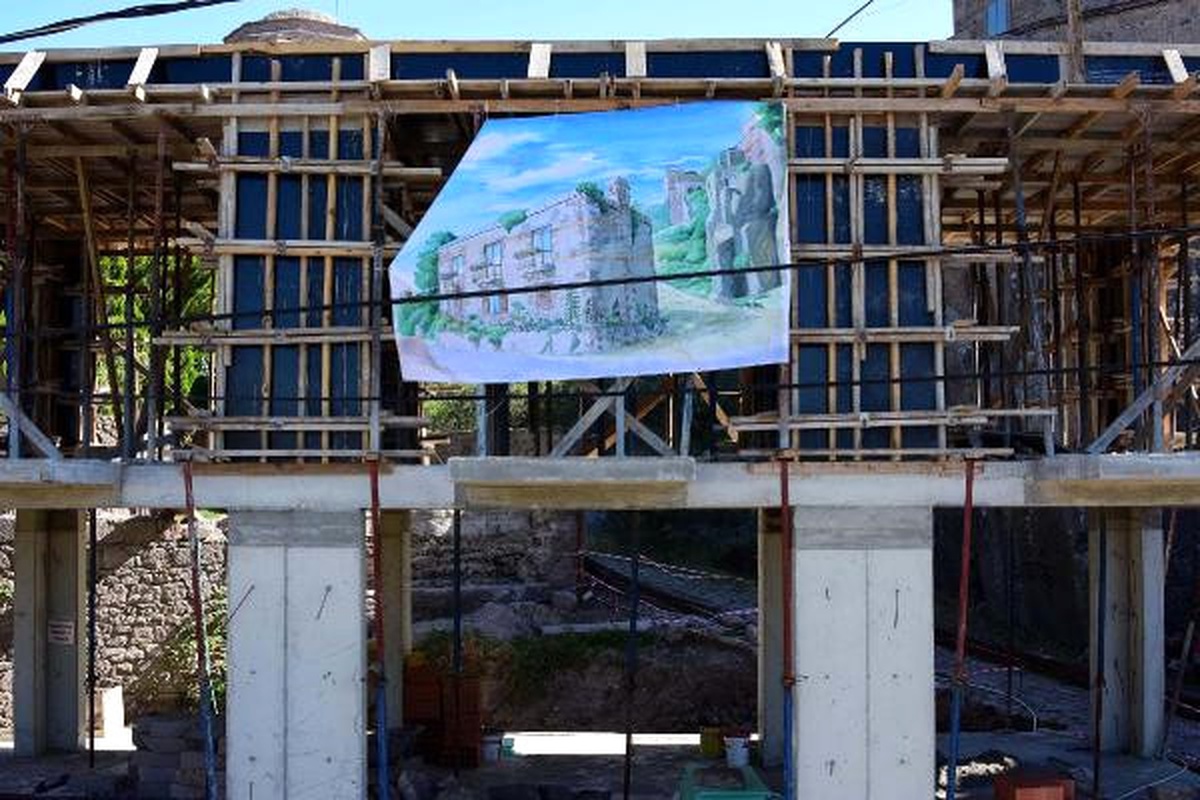 Assos\'ta Otel İnşaatının Projeye Aykırı Bölümleri Yıkılacak