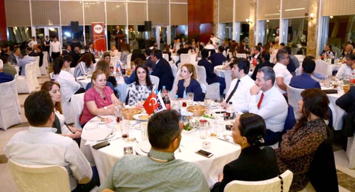 Azerbaycanlı ve Türk İş Adamları Birlikte İftar Yaptı