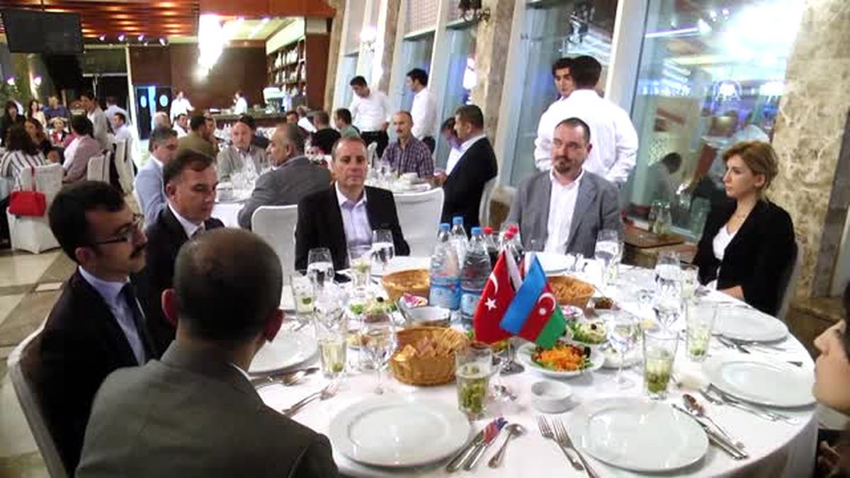 Azerbaycanlı ve Türk İş Adamları Birlikte İftar Yaptı