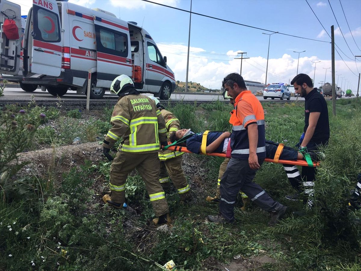 Balıkesir\'de Otomobil Şarampole Devrildi: 4 Yaralı