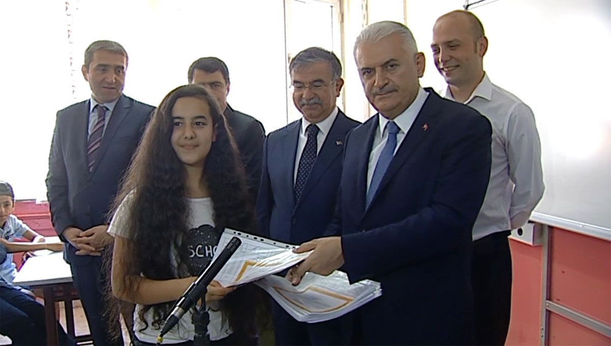 Başbakan Yıldırım, Karne Dağıttı