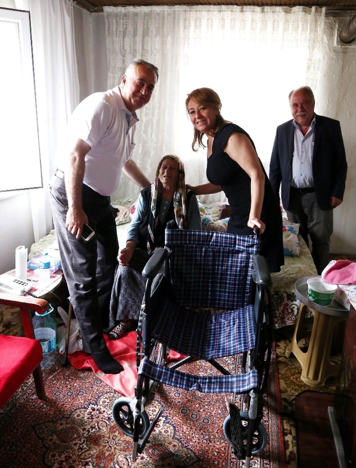 Belediyeden Yaşlı Kadına Tekerlekli Sandalye