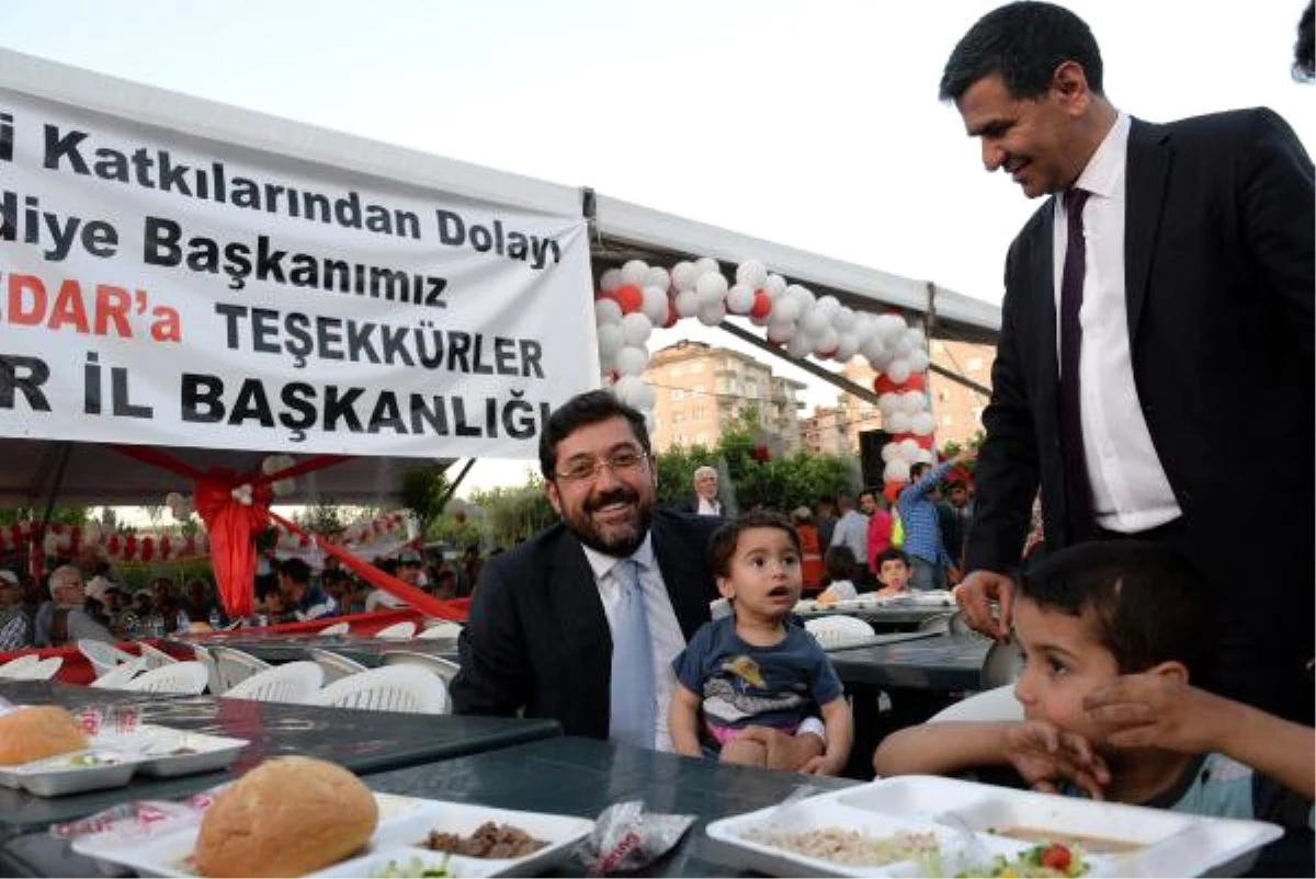Beşiktaş Belediye Başkanı Hazinedar, Diyarbakır\'da İftar Açtı