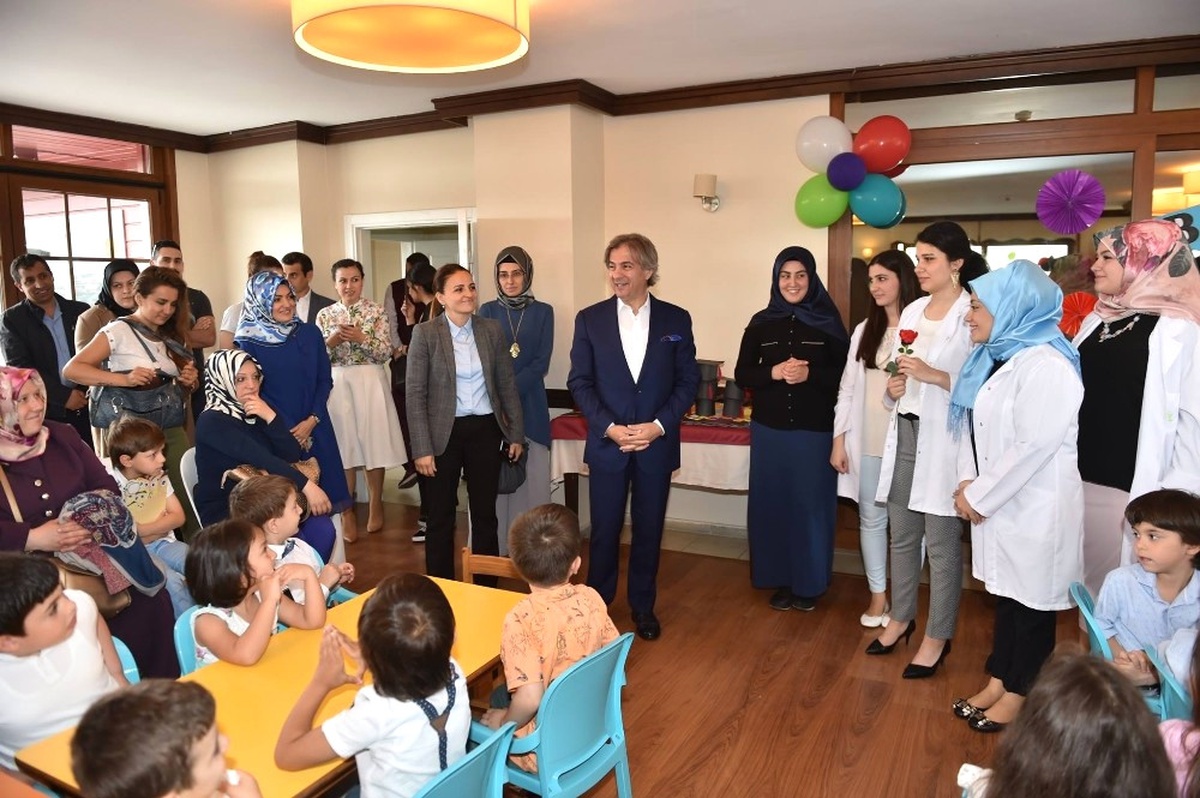 Beyoğlu\'nda Minik Öğrencilerin İlk Mezuniyet Sevinci