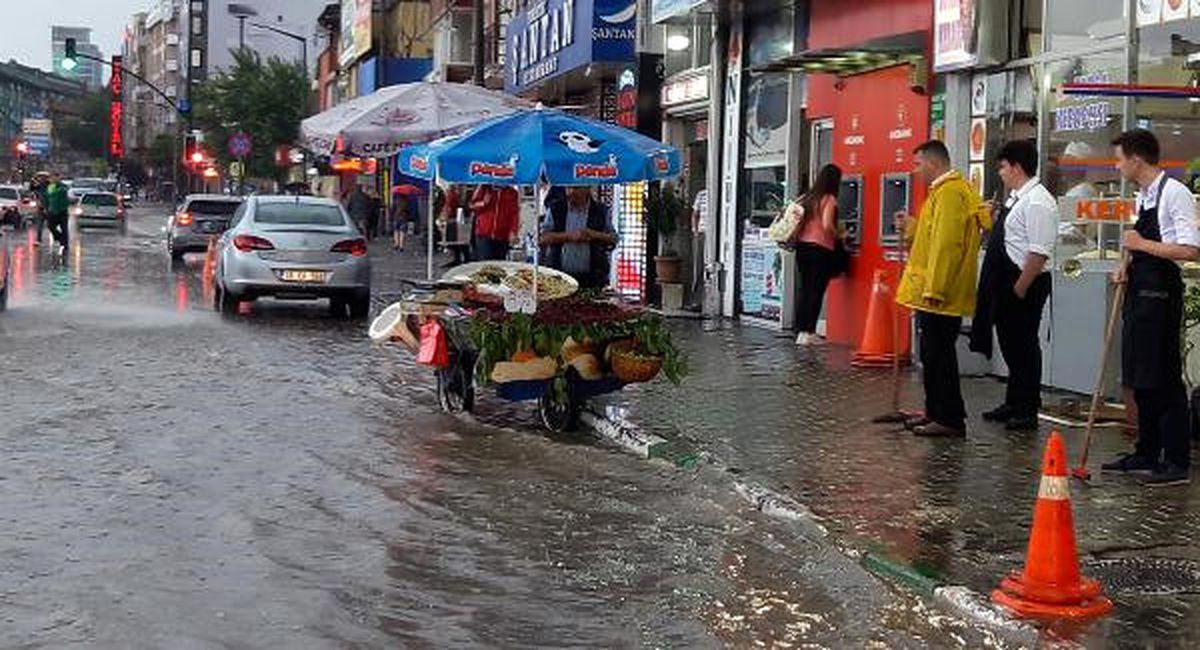 Bursa\'da Sağanak Yağmur Etkili Oldu (2)